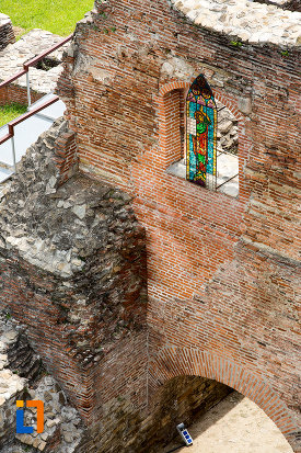 perete-de-la-palatul-domnesc-ruine-palatul-petru-cercel-din-targoviste-judetul-dambovita.jpg