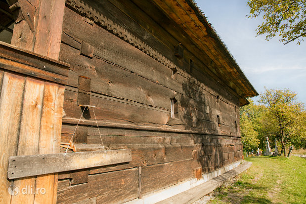 perete-din-lemn-biserica-de-lemn-din-plopis-judetul-maramures.jpg