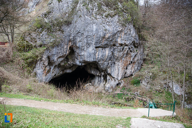 pestera-bolii-din-petrosani-judetul-hunedoara-stanca-unbde-se-afla-gura-formatiunii.jpg