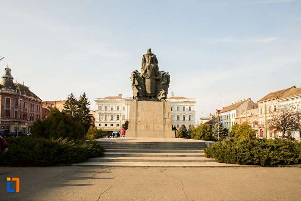 piata-avram-iancu-si-monumentul-eroilor-din-arad-judetul-arad.jpg