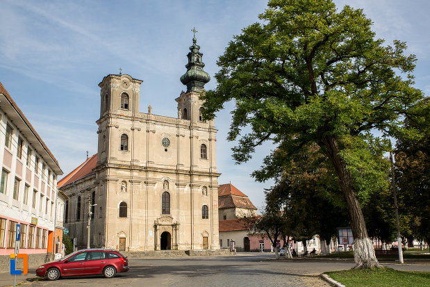 piata-centrala-cu-biserica-armeano-catolica-sf-elisabeta-din-dumbraveni-judetul-sibiu.jpg