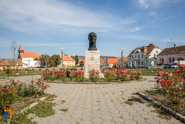 piata-centrala-cu-bustul-lui-cornel-medrea-din-miercurea-sibiului-judetul-sibiu.jpg