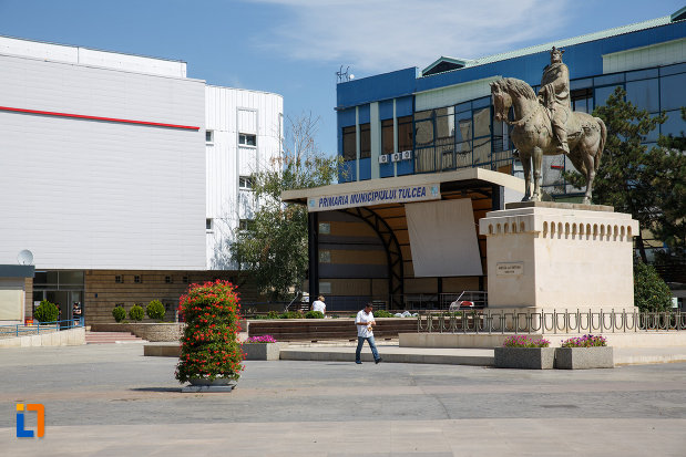 piata-centrala-cu-statuia-lui-mircea-cel-batran-din-tulcea-judetul-tulcea.jpg