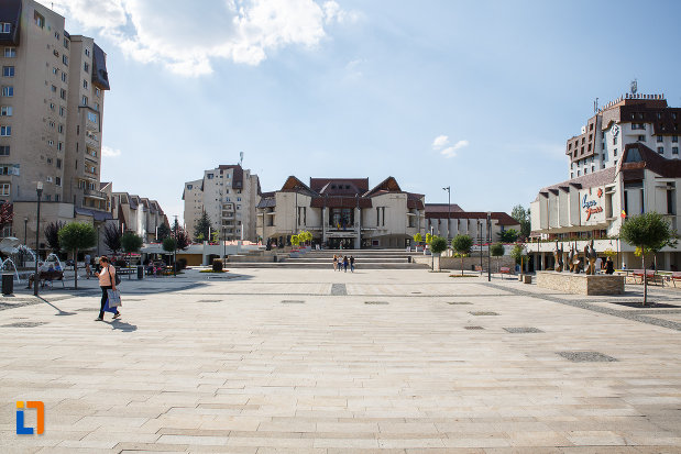 piata-centrala-cu-teatrul-national-din-targu-mures-judetul-mures.jpg