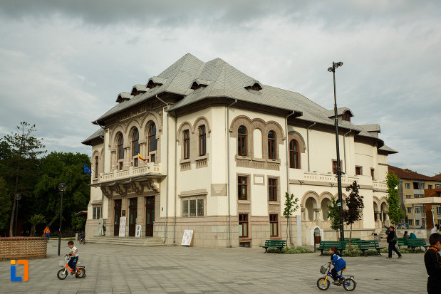 piata-centrala-si-ateneul-popular-din-focsani.jpg