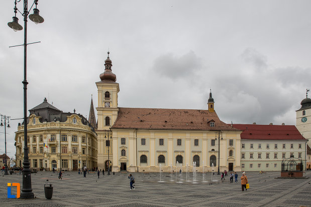 piata-centrala-si-biserica-parohiala-evanghelica-sf-maria-din-sibiu-judetul-sibiu.jpg