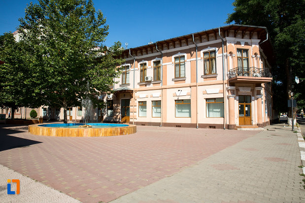 piata-cu-hotelul-victoria-din-oltenita-judetul-calarasi.jpg