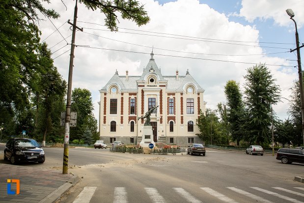 piata-cu-primaria-veche-din-dorohoi-judetul-botosani.jpg