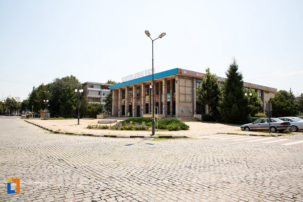 piata-cu-teatrul-valah-din-giurgiu-judetul-giurgiu.jpg