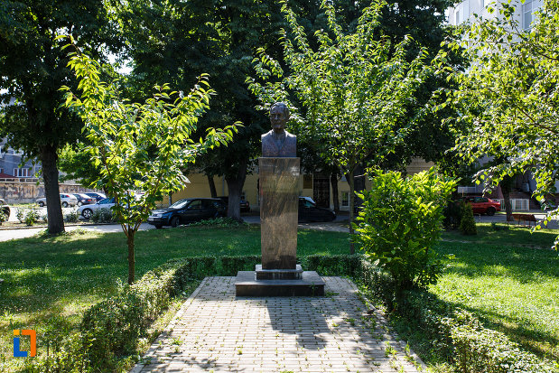 piata-eftimie-murgu-si-bustul-regelui-mihai-i-din-timisoara-judetul-timis.jpg