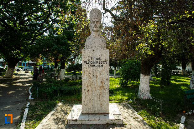 piata-pandurilor-si-bustul-lui-tudor-vladimirescu-din-dragasani-judetul-valcea.jpg