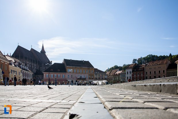 piata-sfatului-din-brasov-judetul-brasov-vazuta-din-departare.jpg