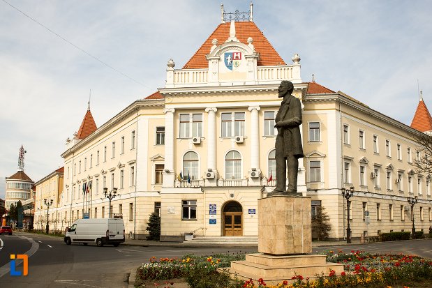 piata-si-statuia-lui-ion-icbratianu-din-alba-iulia-judetul-alba.jpg