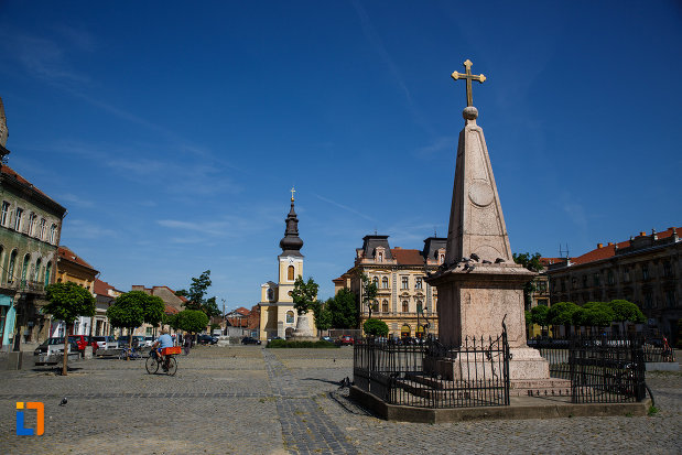 piata-traian-din-timisoara-judetul-timis-imagine-cu-biserica-si-monumentul-aflat-aici.jpg