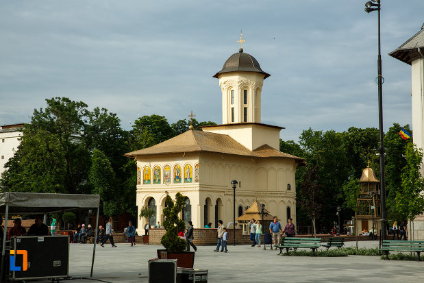 piata-unirii-si-biserica-nasterea-sf-ioan-botezatorul-1664-din-focsani-judetul-vrancea.jpg