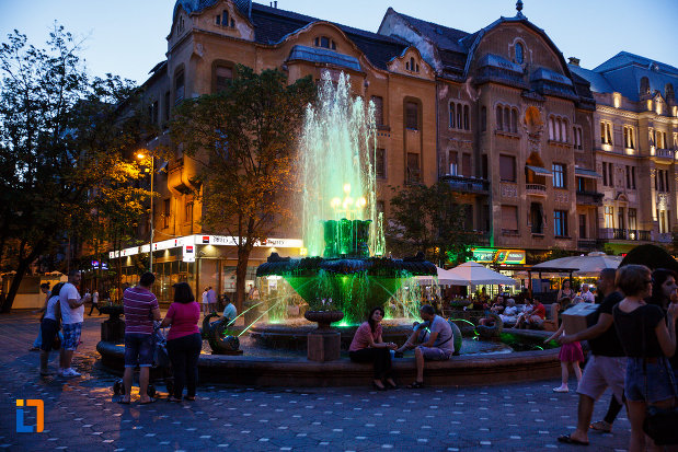 piata-victoriei-din-timisoara-judetul-timis-fantana-la-apusul-soarelui.jpg