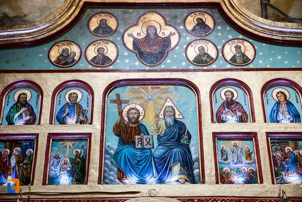 picturi-cu-sfinti-biserica-sf-voievozi-din-pucioasa-judetul-dambovita.jpg