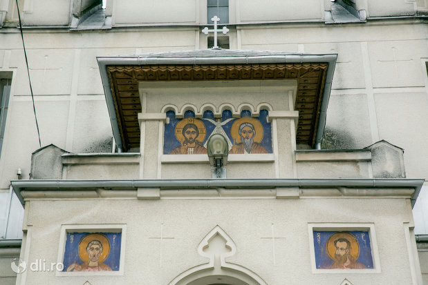 picturi-de-la-intrarea-in-biserica-sfanta-treime-din-ardusat-judetul-maramures.jpg