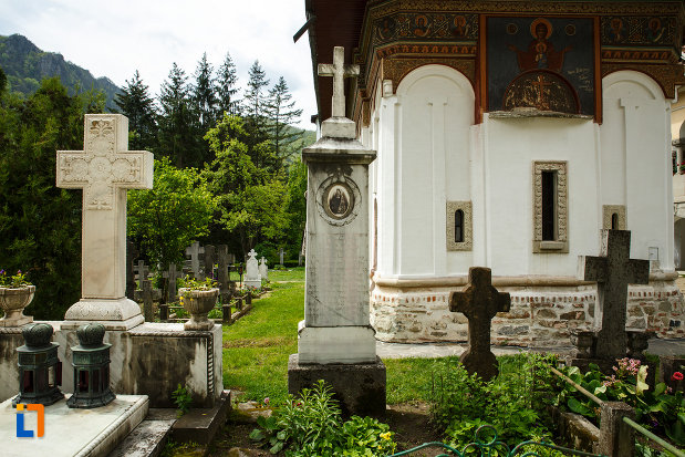 pietre-de-mormant-aflate-la-manastirea-turnu-din-pausa-judetul-valcea.jpg
