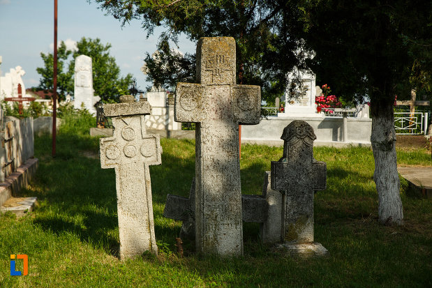 pietre-de-mormant-ansamblul-bisericii-sf-cruce-din-odobesti-judetul-vrancea.jpg