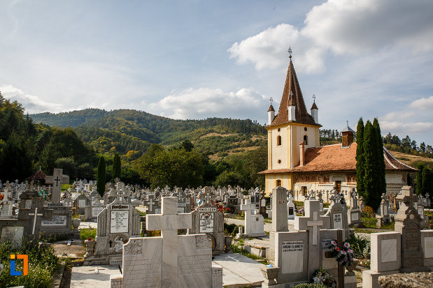 pietre-funerare-si-biserica-din-grui-nasterea-sf-ioan-botezatorul-1742-din-saliste-judetul-sibiu.jpg