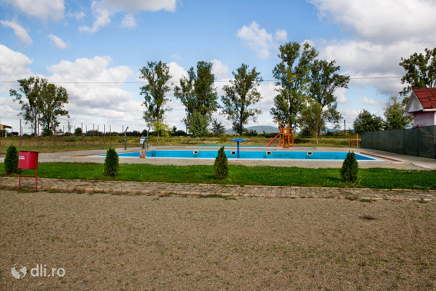 piscina-complexului-lacul-lui-pintea-judetul-satu-mare.jpg