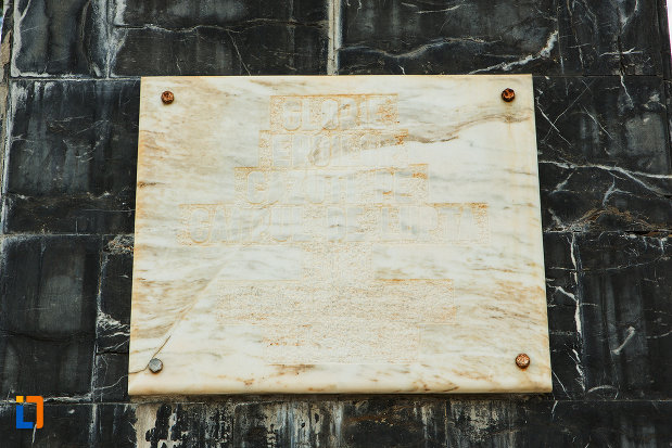 placa-comemorativa-de-la-monumentul-eroilor-din-tismana-judetul-gorj.jpg