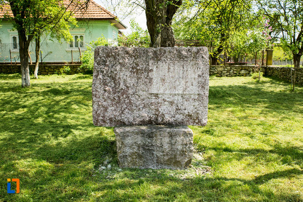 placa-din-piatra-de-la-casa-memoriala-constantin-brancusi-din-hobita-judetul-gorj.jpg