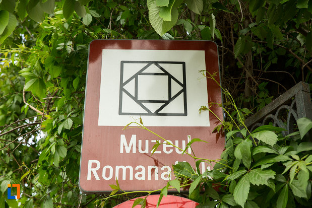 placa-indicatoare-cu-muzeul-romanatiului-din-caracal-judetul-olt.jpg