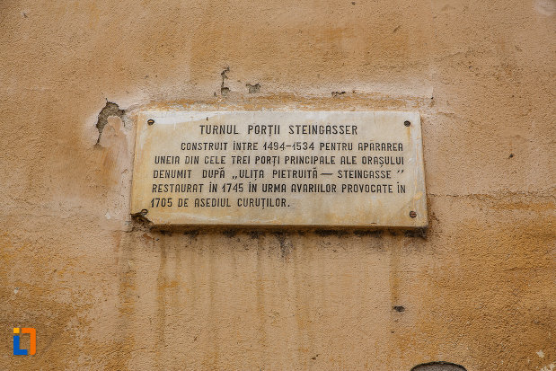 placa-informativa-cu-latura-de-nord-turnul-portii-strazii-pietruite-curtine-fragmente-a-cetatii-din-medias-judetul-sibiu.jpg