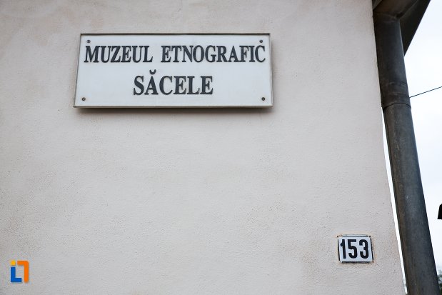 placa-informativa-cu-muzeul-etnografic-sacele-judetul-brasov.jpg