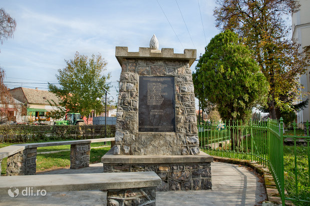 placuta-comemoratia-pe-monumentul-eroilor-cazuti-in-razboaiele-mondiale-i-si-ii-din-diosig-judetul-bihor.jpg