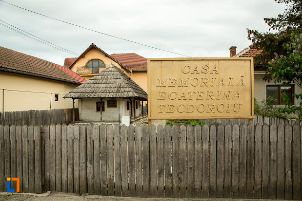 placuta-cu-casa-memoriala-ecaterina-teodoroiu-din-targu-jiu-judetul-gorj.jpg