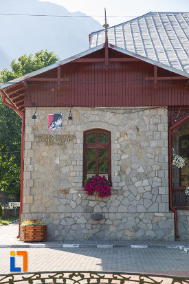 placuta-cu-centrul-cultural-aurel-store-din-busteni-judetul-prahova.jpg