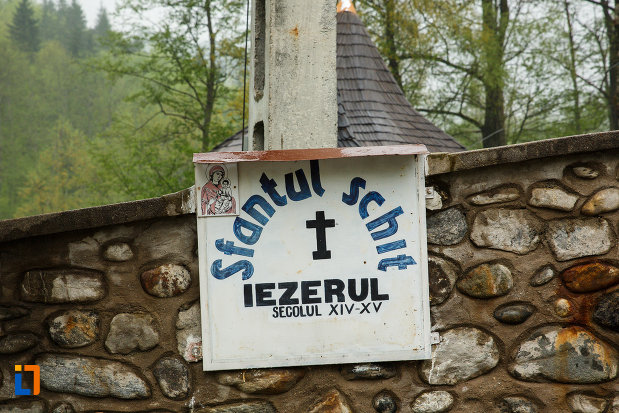 placuta-cu-scitul-iezer-din-cheia-judetul-valcea.jpg