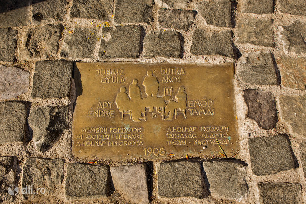 placuta-de-la-statuia-cum-membrii-fondatori-ai-societatii-literare-a-holnap-din-oradea-judetul-bihor.jpg