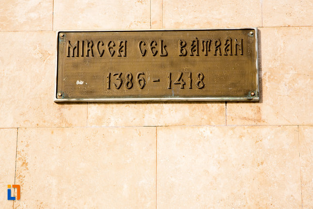 placuta-de-la-statuia-lui-mircea-cel-batran-din-targoviste-judetul-dambovita.jpg