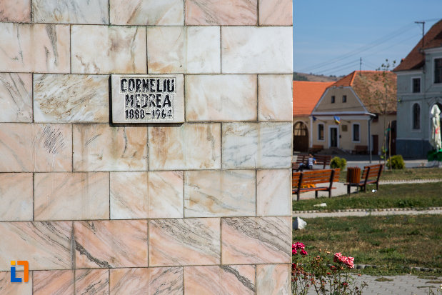 placuta-de-pe-bustul-lui-cornel-medrea-din-miercurea-sibiului-judetul-sibiu.jpg