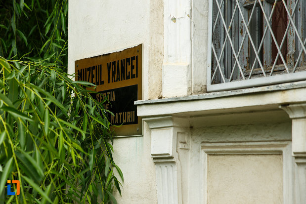 placuta-de-pe-muzeul-vrancei-sectia-de-stiintele-naturii-din-focsani-judetul-vrancea.jpg