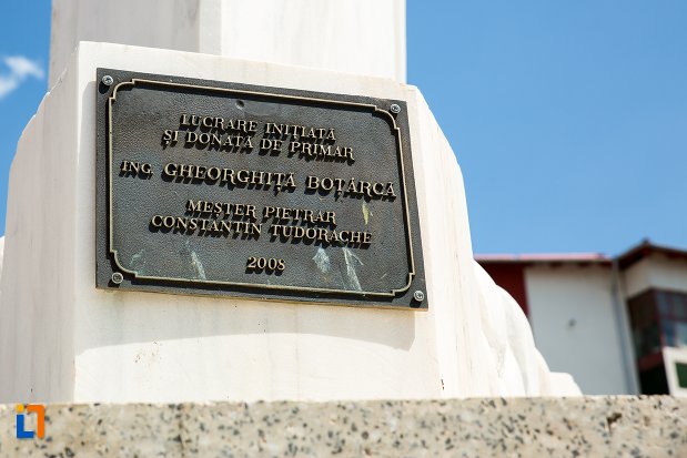 placuta-informative-de-la-monumentul-eroilor-din-topoloveni-judetul-arges.jpg
