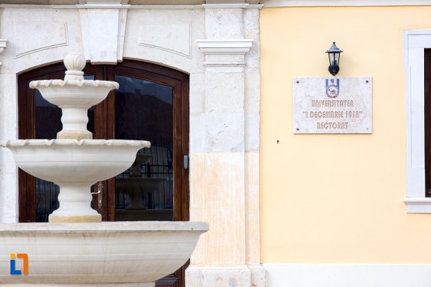 placuta-informative-palatul-apor-azi-universitatea-1-decembrie-rectorat-din-alba-iulia-judetul-arges.jpg