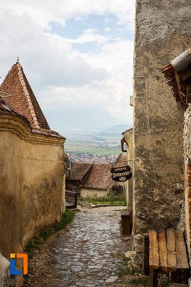 placuta-si-alee-din-cetatea-rasnov-judetul-brasov.jpg