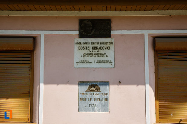 placute-aflate-pe-casa-memoriala-dositei-obradovici-din-ciacova-judetul-timis.jpg