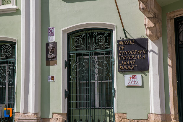 placute-cu-informatii-despre-muzeul-de-etnogtrafie-universala-franz-binder-din-sibiu-judetul-sibiu.jpg