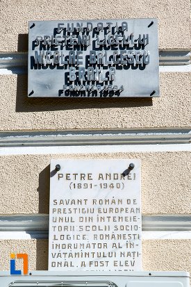 placute-de-pe-colegiul-national-nicolae-balcescu-din-braila-judetul-braila.jpg