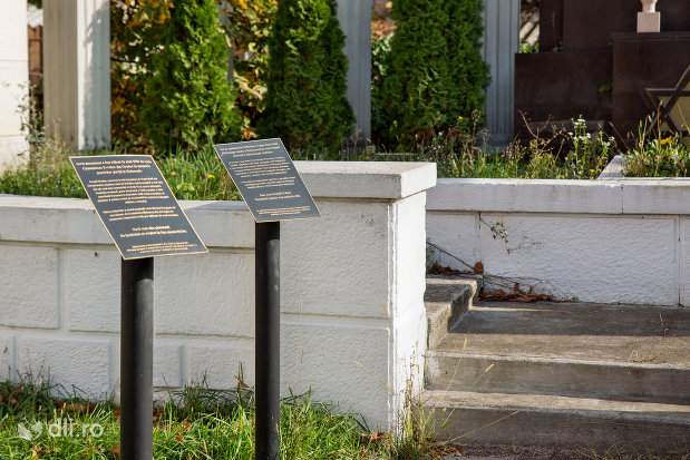 placute-langa-monumentul-holocaustului-din-oradea-judetul-bihor.jpg