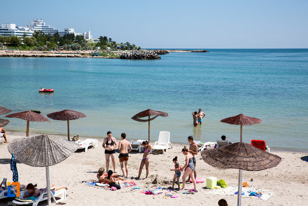 plaja-cu-umbrelute-statiunea-venus-judetul-constanta.jpg