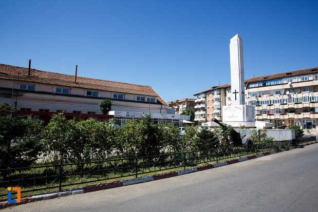 platou-central-cu-monumentul-eroilor-din-boldesti-scaeni-judetul-prahova.jpg