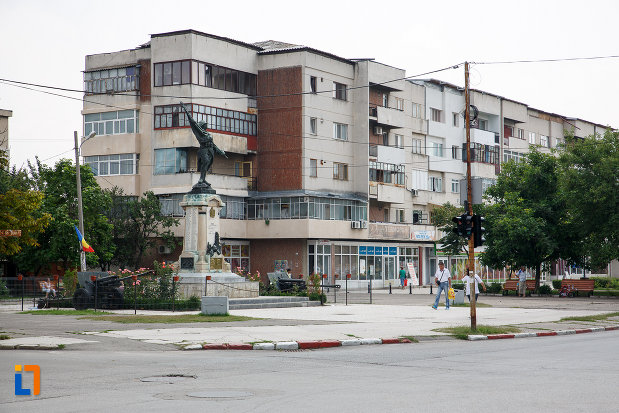platou-central-cu-monumentul-eroilor-din-rosiori-de-vede-judetul-teleorman.jpg