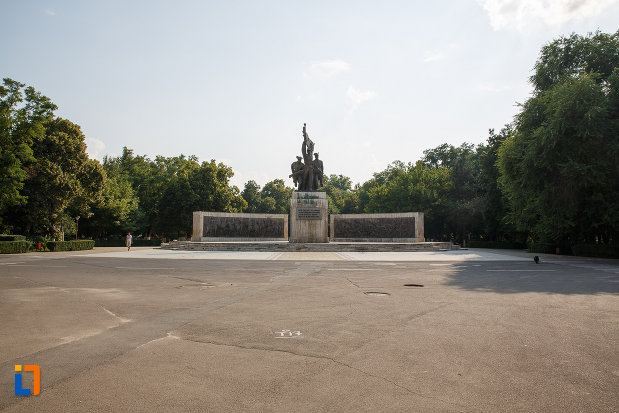 platou-central-cu-monumentul-independentei-din-turnu-magurele-judetul-teleorman.jpg